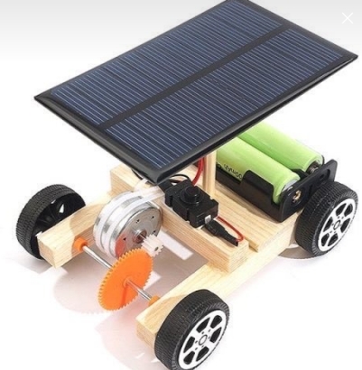 太陽能驅動的小型木製車輛模型，配備綠色電池、橡膠輪胎和橙色風扇葉片。頂部裝有黑色太陽能板，用於收集能量驅動車輛前進，展示可再生能源的應用原理。