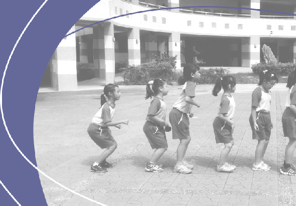 一群小學生在校園空地上排成一列，做出蹲姿準備運動的動作。背景是白色建築物。圖片左側有紫色和白色的裝飾線條。黑白照片呈現學校體育課或運動會的訓練場景。
