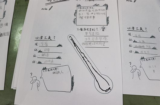 多張數學習題作業紙並排展示，內容包含「公里定義？」題目、數值計算、簡易人物插圖和湯匙圖示。紙張上有手寫筆跡和紅色批改標記，呈現學生的課堂練習或作業情況。
