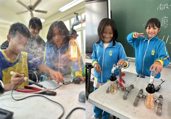 學生在教室進行科學實驗課程。左圖學生操作電路實驗，點亮燈泡；右圖學生穿著藍色校服，展示各種電子元件和燈泡的實驗裝置。黑板上有中文字跡，講台後方可見天花板風扇和照明設備。