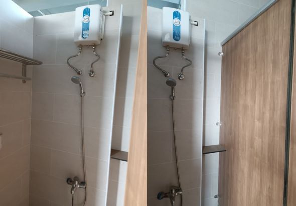 兩間並排的浴室隔間，各裝有白色電熱水器、蓮蓬頭和淋浴開關。隔間門為木紋色，牆面為淺色瓷磚。設施簡潔實用，照明充足。
