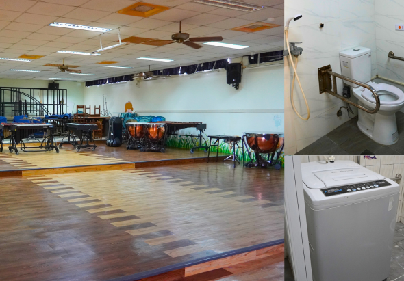 學校音樂室內部設施展示，左側為寬敞木質地板的排練廳，擺放著各式打擊樂器和鋼琴；右上方為盥洗室，配有馬桶和洗手台；右下方為洗衣機。天花板裝有照明和風扇。