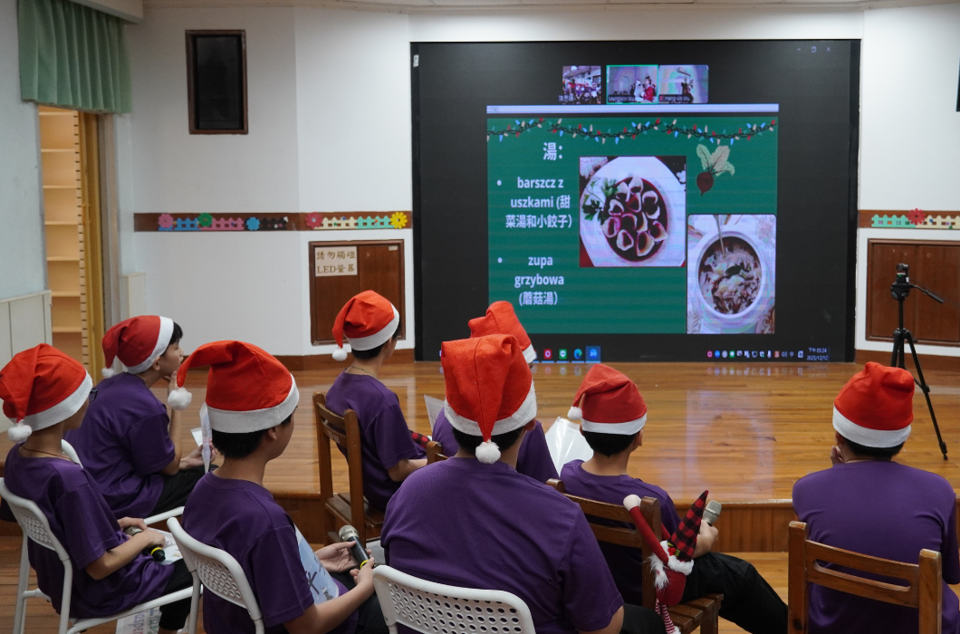 一群穿著紫色上衣、戴著聖誕帽的學生坐在教室裡，面向大螢幕。螢幕上顯示波蘭和匈牙利美食的介紹，包括傳統湯品和燉菜的圖片及文字說明。這是一場關於歐洲文化的線上學習活動。