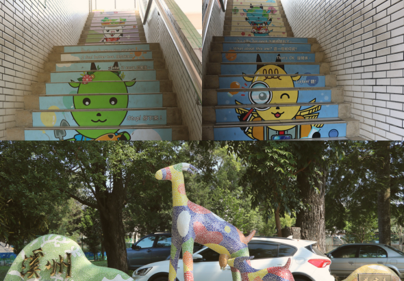 這是一張展示溪州國小校園裝飾的組圖。上方兩張照片顯示樓梯階梯貼有可愛的小羊吉祥物圖案與標語；下方照片則是校園內色彩繽紛的羊群造型公共藝術裝置。