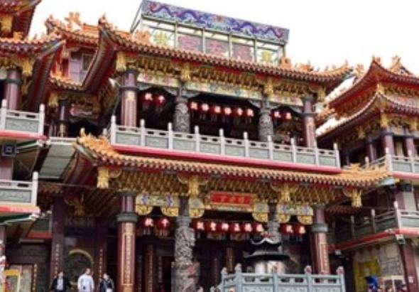 傳統中式廟宇建築，具有多層金黃色琉璃瓦屋頂，飛簷翹角設計典雅。建築物設有紅色柱子、白色欄杆、紅燈籠裝飾，門前有石獅鎮守。整體展現古典中華建築風格的宗教信仰場所。